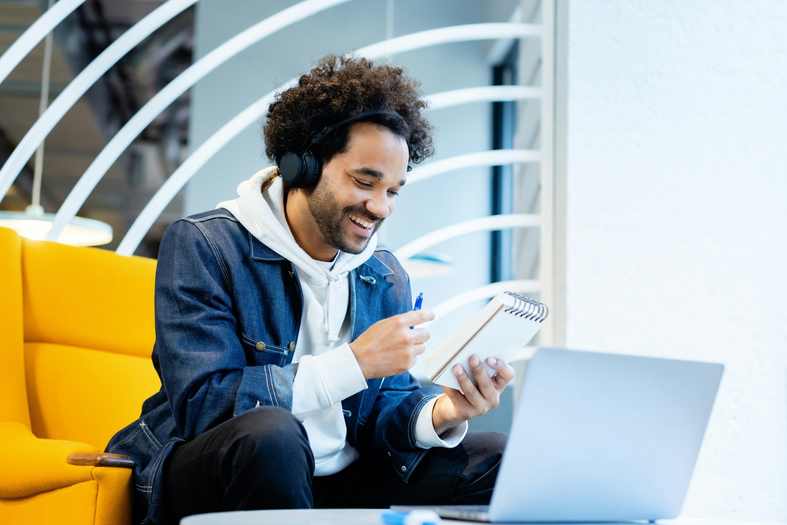 Comparison table showcasing pros and cons of free versus paid planning tools